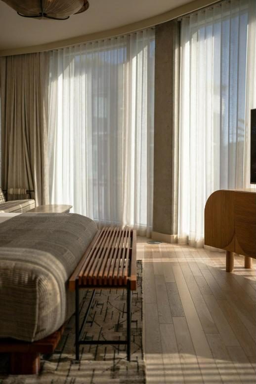 Quarto com cortinas voil em janelas grandes