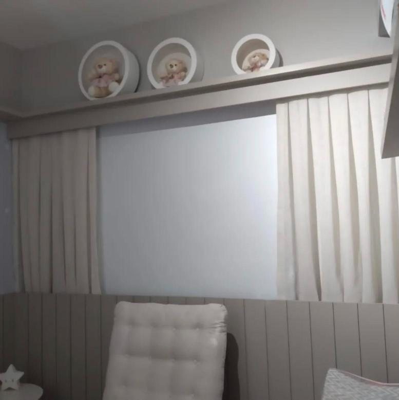 Cortina de tecido instalada pela Persianas JT em quarto infantil