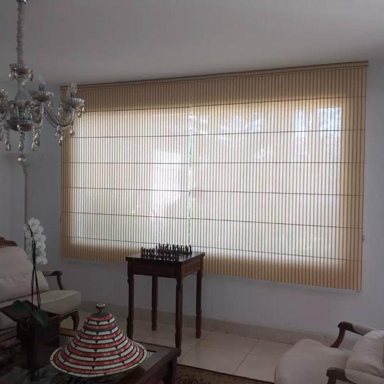 Persiana romana instalada pela Persianas JT em uma sala