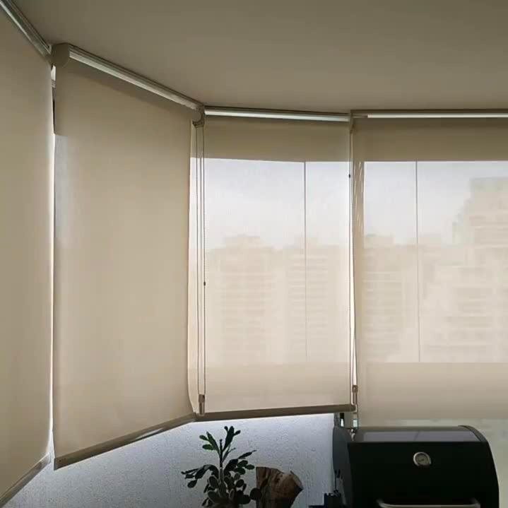 Persianas rolô tela solar no canto da varanda